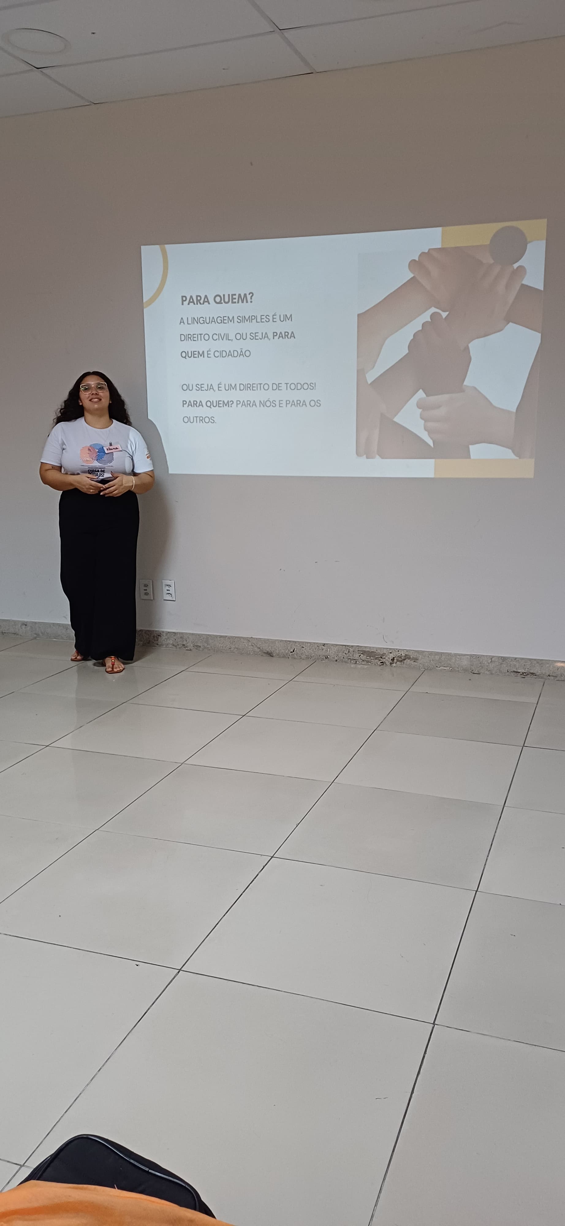 Alana Lima apresentando em congresso de psicopedagogia